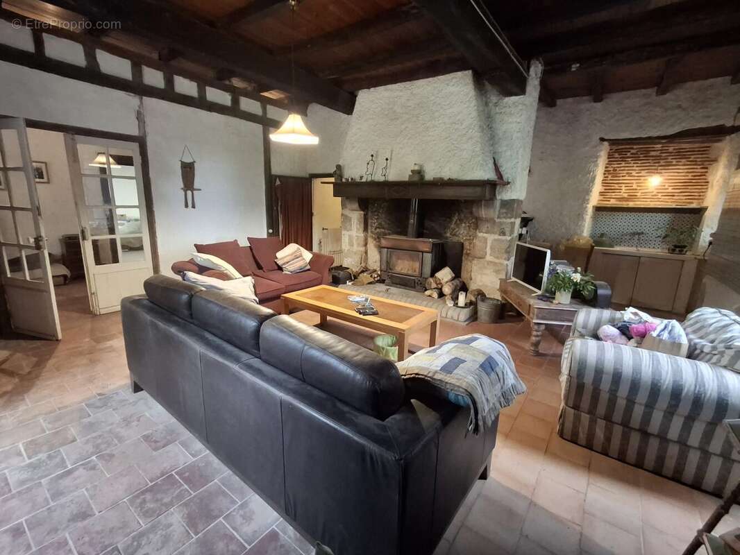 Maison à SAINT-PASTOUR