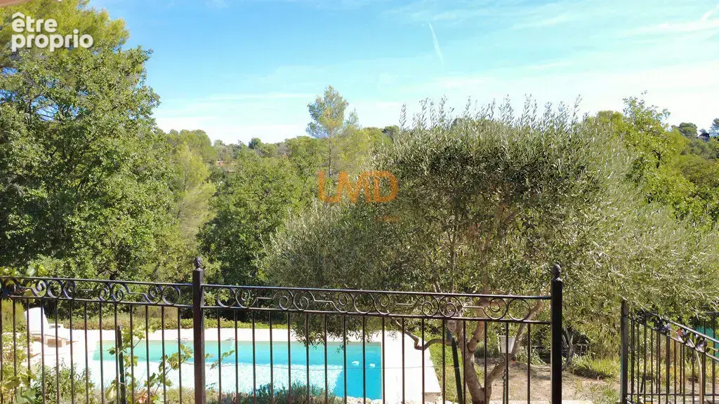 Flayosc – Maison de plain-pied avec piscine, vue dégagée - photo 2