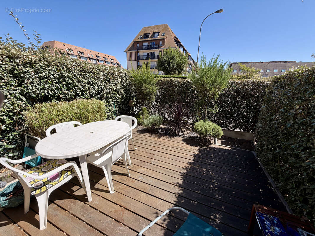 50m plage et commerces !!! 2 pieces 25m2  + terrasse sud - au pied des commerces et de la mer - photo 3