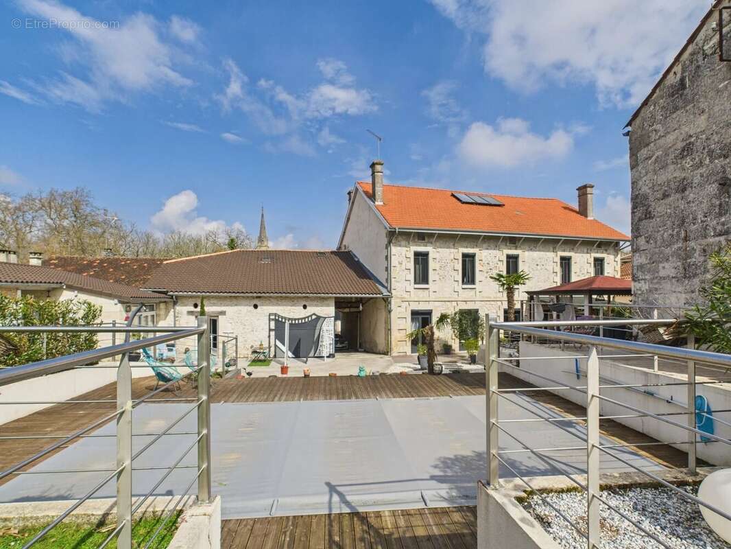 Maison à LA ROCHE-CHALAIS