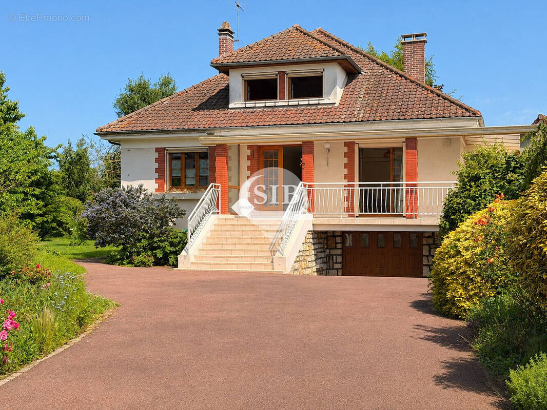 Maison à AVRAINVILLE