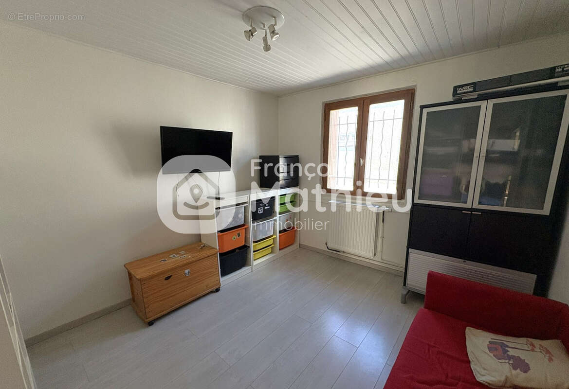 LE PLANTAY - Grande maison 4 chambres et bureau avec grand garage sur 696 m2 de terrain - photo 12