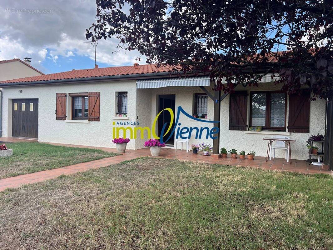 Maison à LUSSAC-LES-CHATEAUX