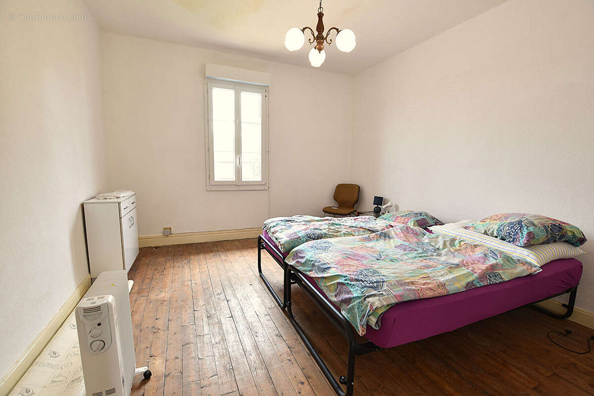 Charmante maison de bourg avec cinq chambres et dépendances sur parcelle de 790 m² : - photo 9