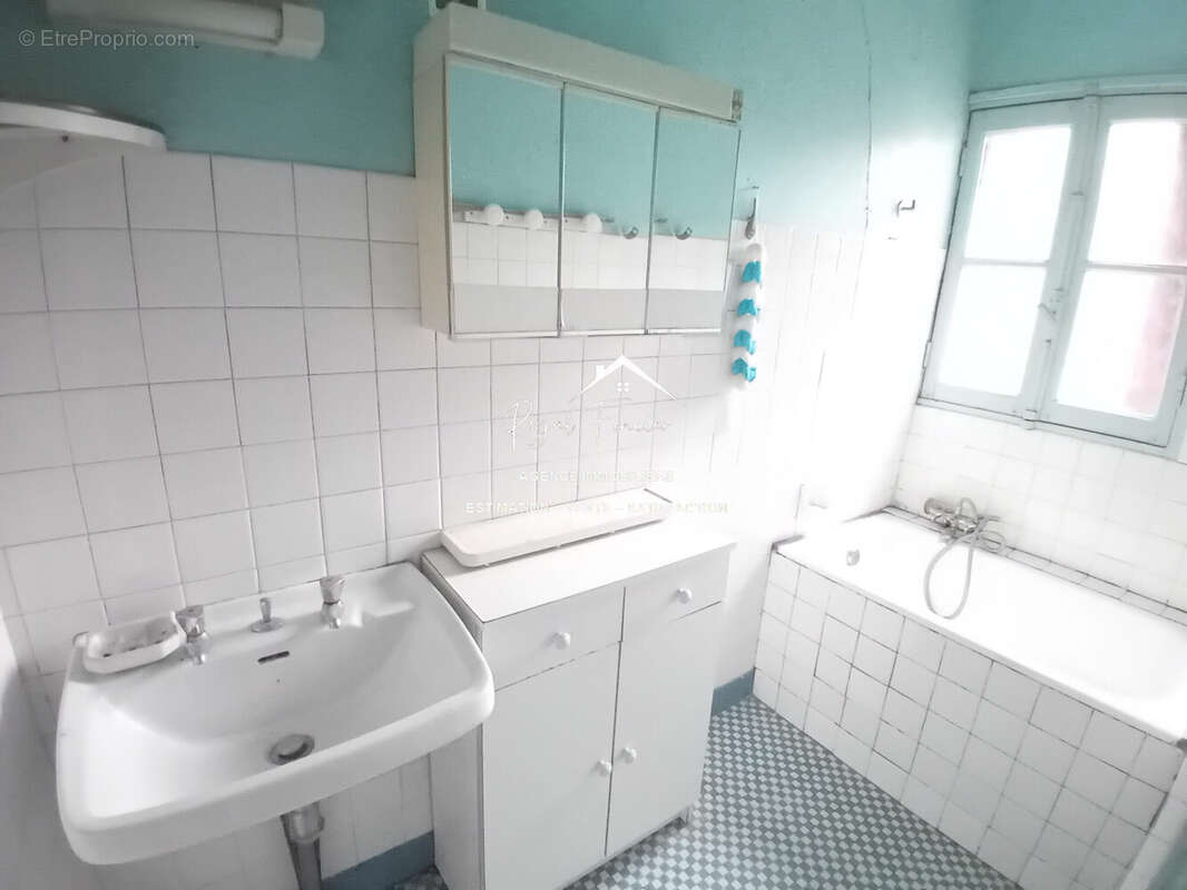 SALLE DE BAINS  - Maison à LES ORMES