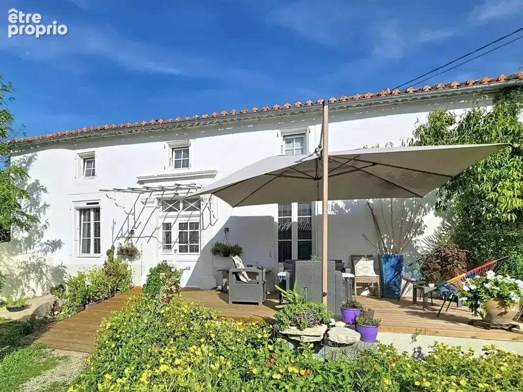 Photo Maison à Coulgens au prix de 398 000€