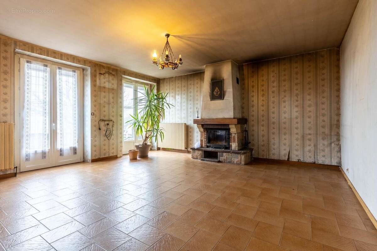 Photo 2 - Maison à JAVERLHAC-ET-LA-CHAPELLE-SAINT-ROBERT