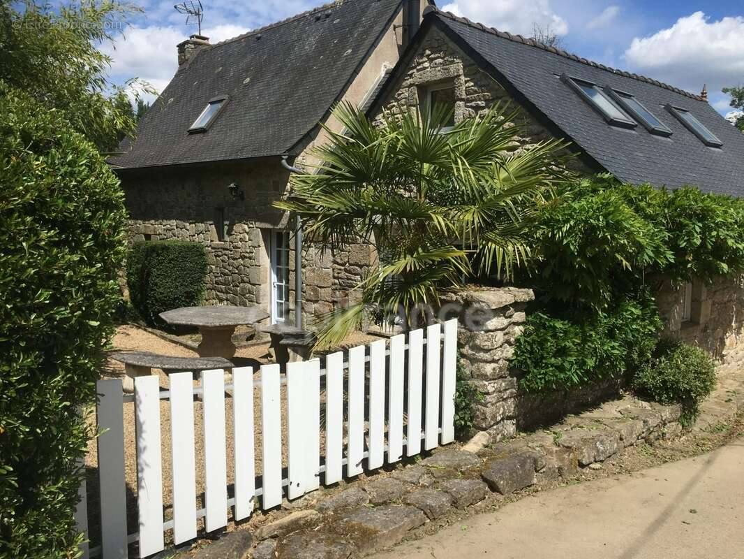 Maison en pierre avec plus d’un hectare de terrain – Berrien - photo 3