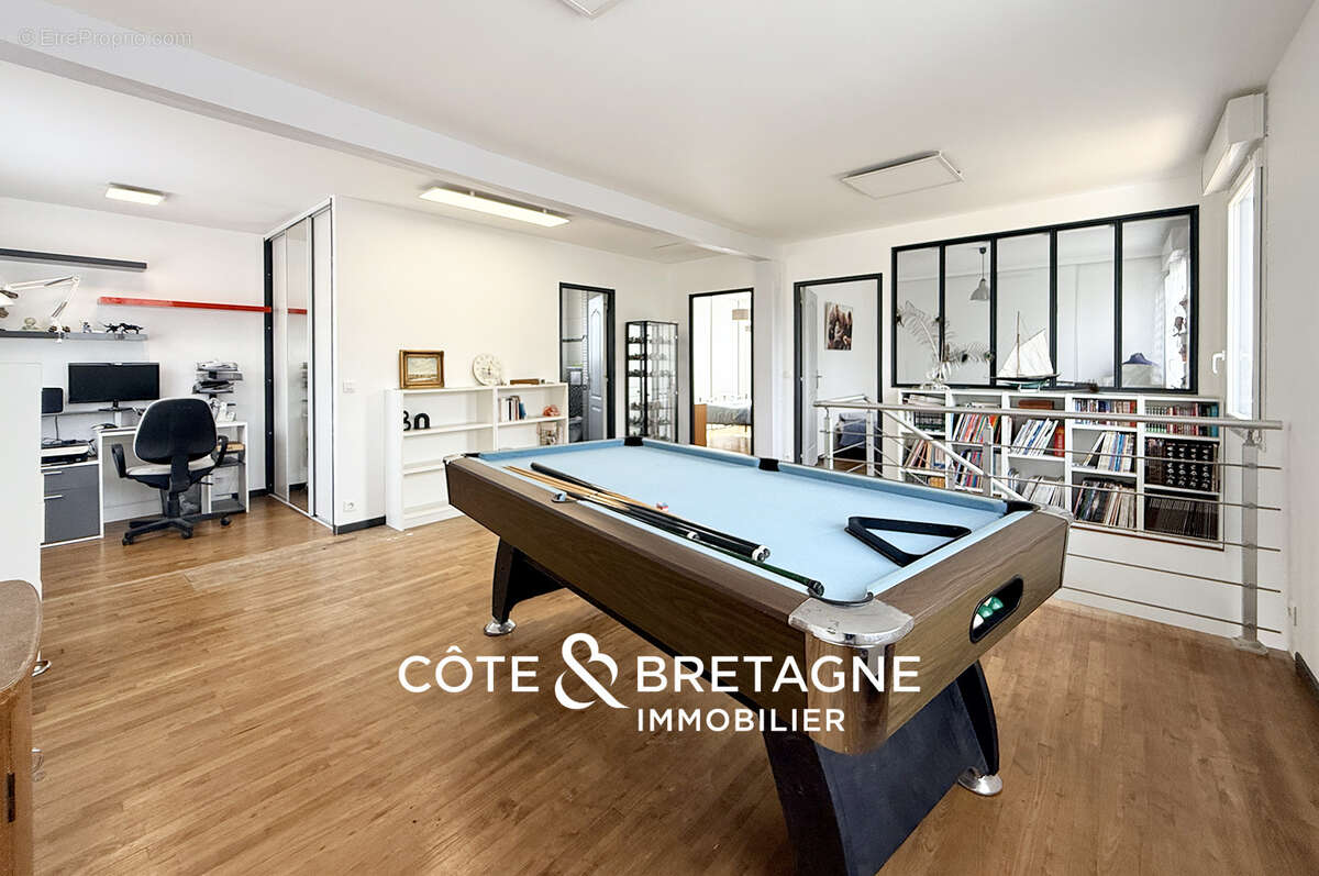 À Pleumeur-Gautier, une maison chaleureuse avec un hangar de 150 m2 aux beaux volumes. - photo 6