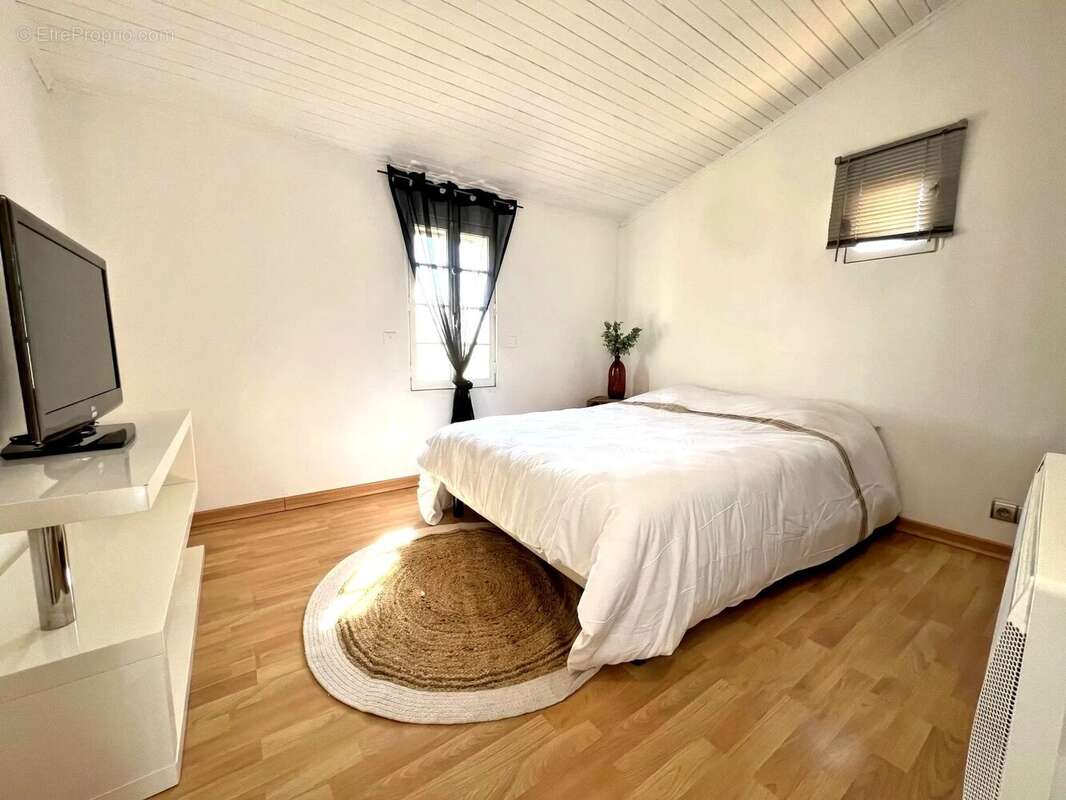 Appartement à SAINT-JULIEN-LES-ROSIERS