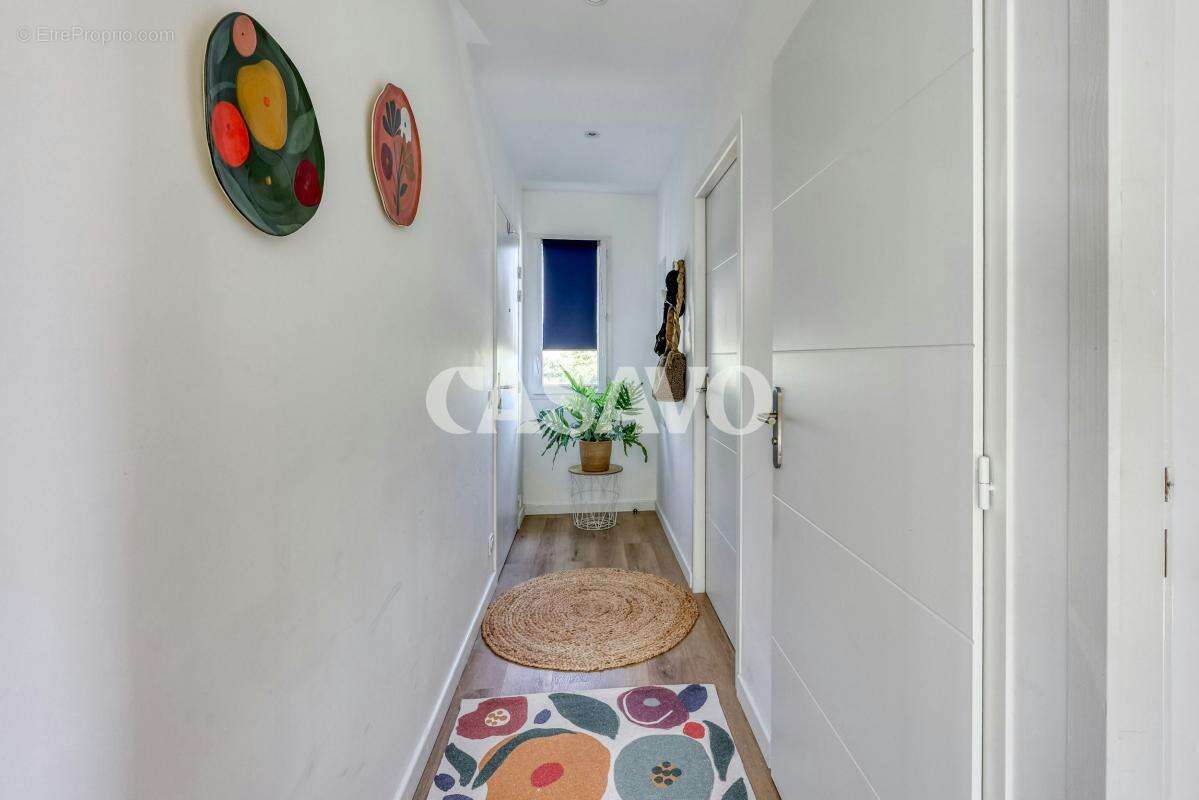 Vente Appartement 3 pièces de 69m² - 13640 La Roque-d'Anthéron - photo 2