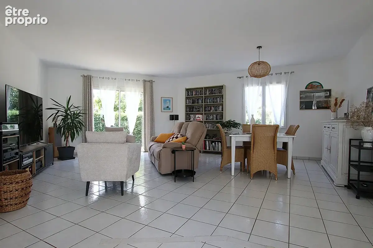 Vouillé, Maison de plain-pied, 121 m² habitables. - photo 7