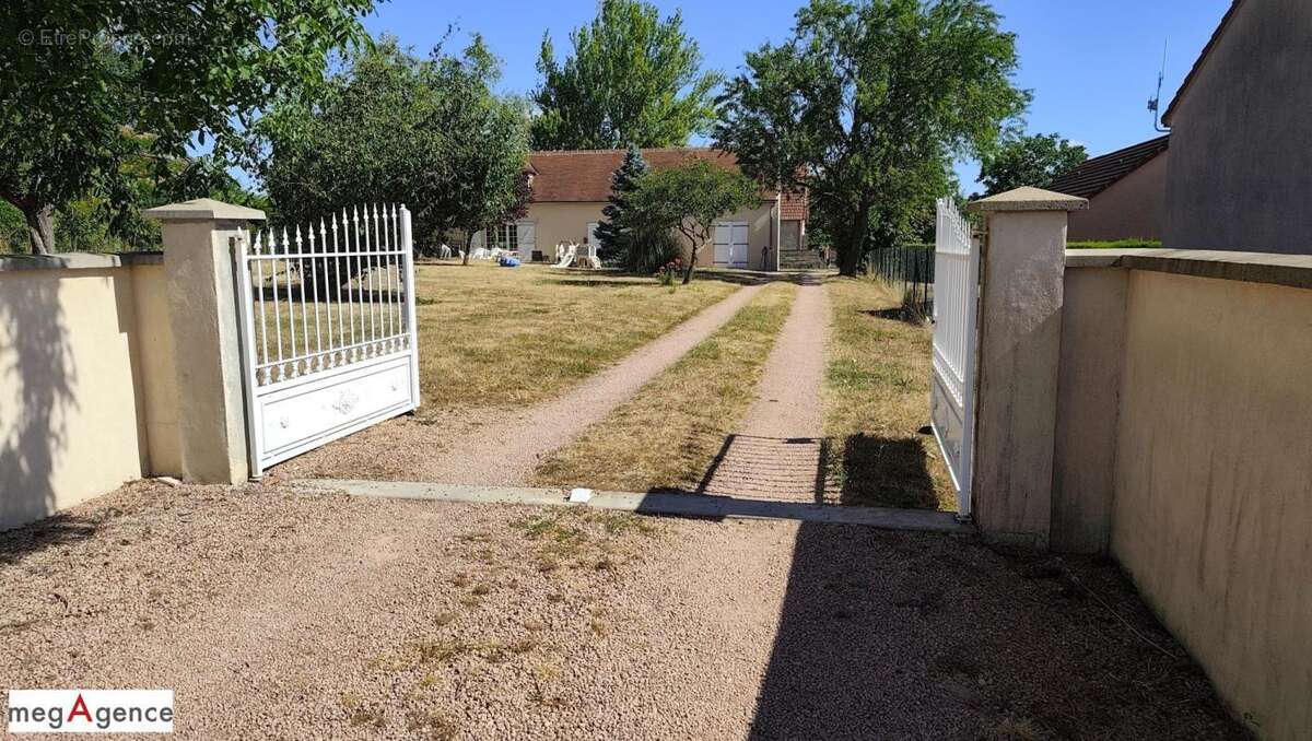 Longère rénovée 3 chambres, dépendances sur 1430 m² de parcelle - photo 2