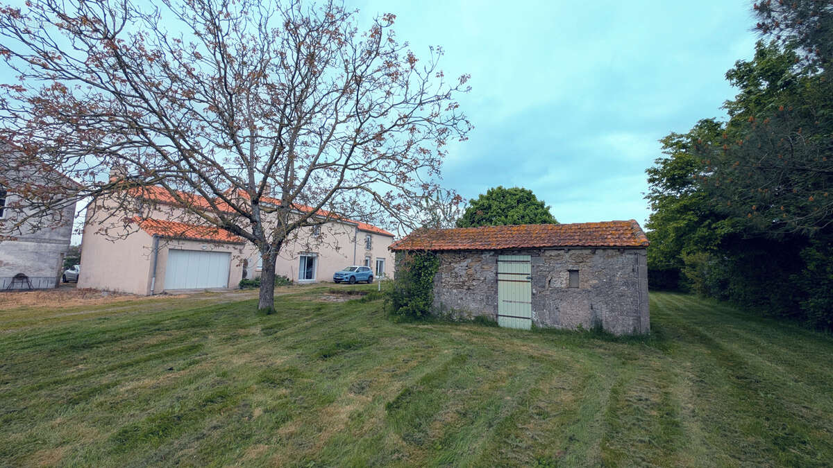 Maison à LES LANDES-GENUSSON