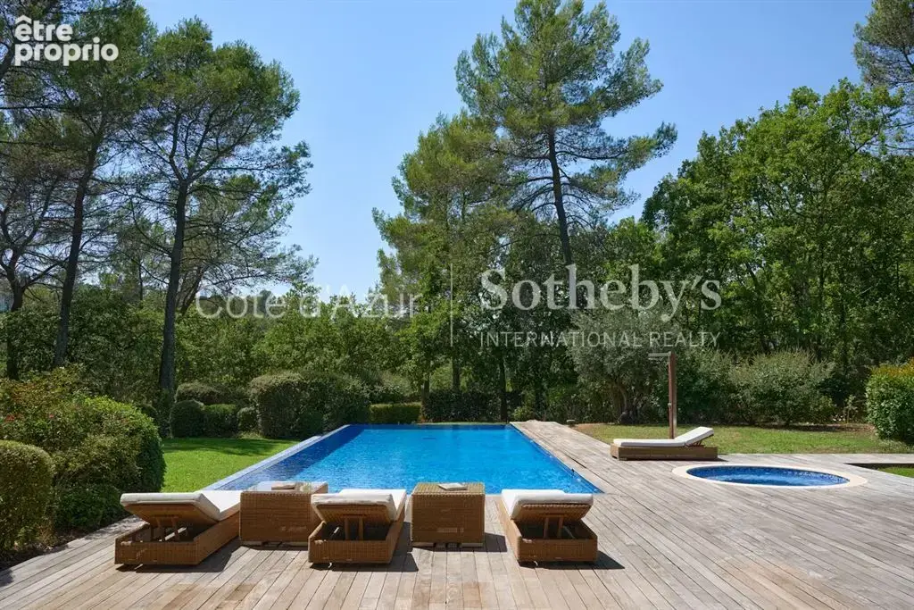 Terre Blanche, villa de plus de 500 m² avec cinq suites sur un parc de 9 585 m² - photo 3