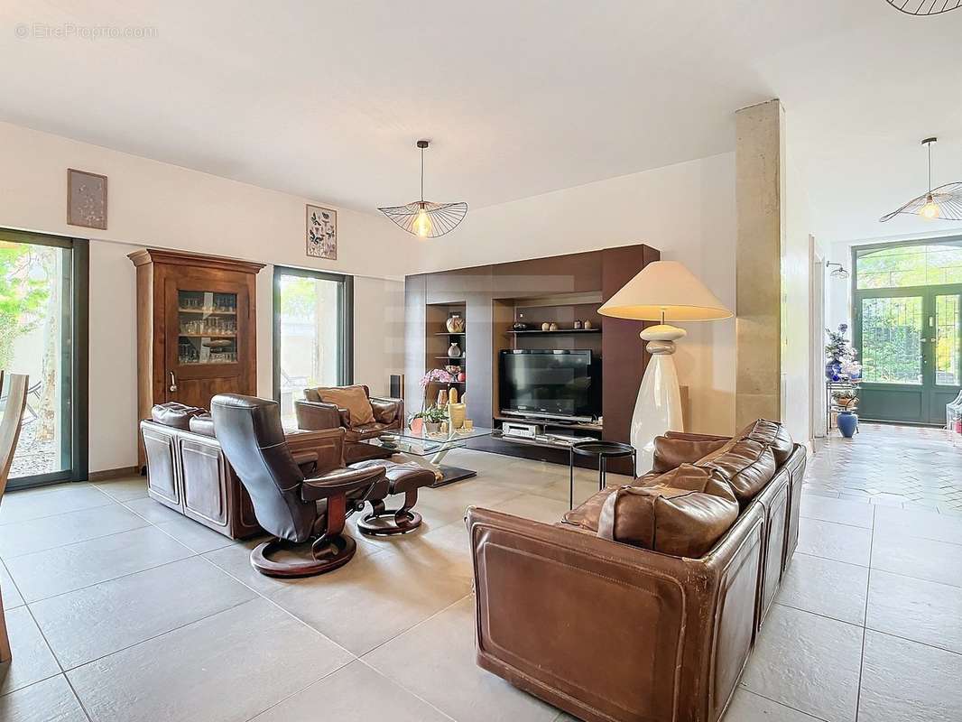 Commerce à LEZIGNAN-CORBIERES