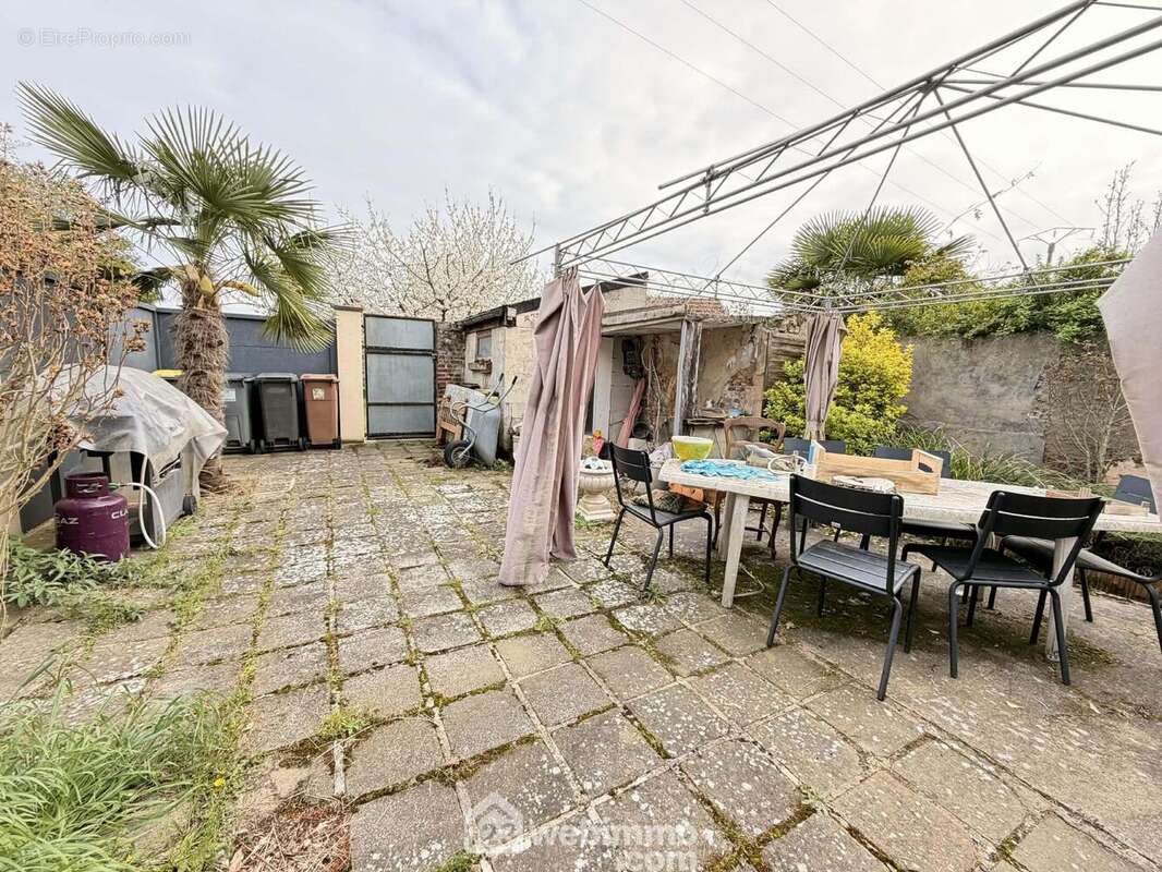 La cour, trés agréable ! - Maison à AULNOIS-SOUS-LAON