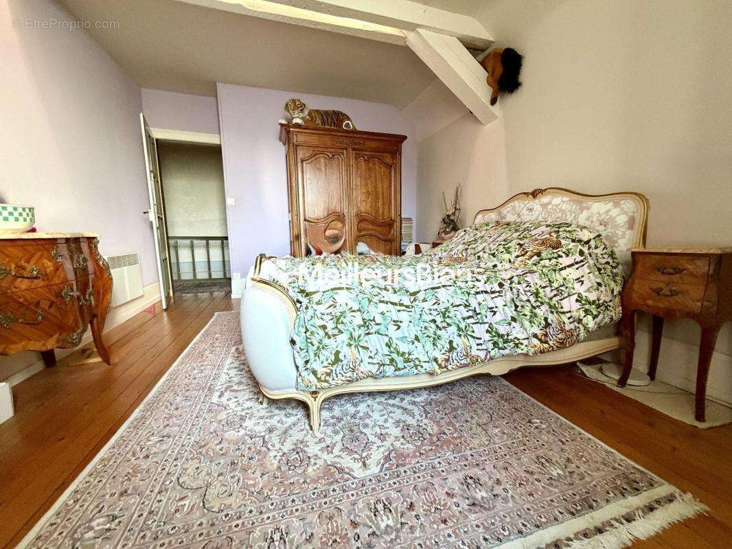 Maison à MONTREUX-CHATEAU