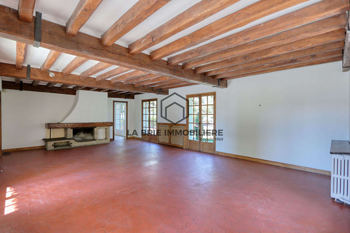 Maison à MANDRES-LES-ROSES