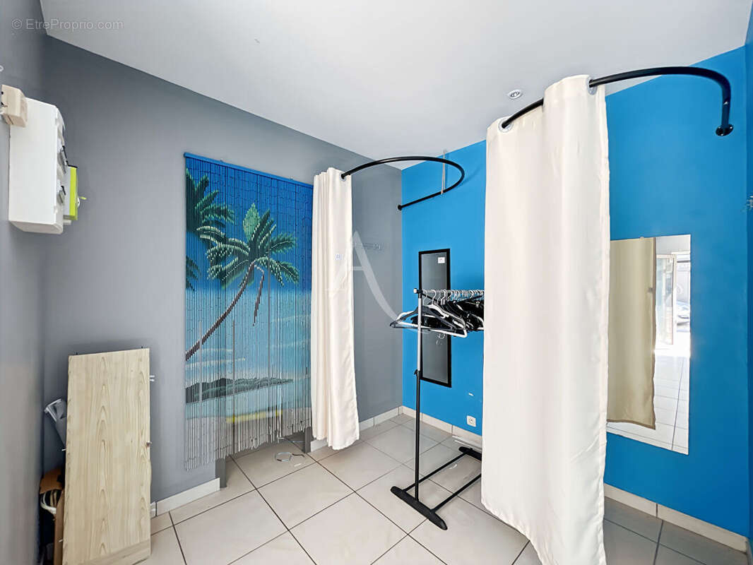 Ensemble immobilier avec local commercial en RDJ et T2 mezzanine à l'étage - photo 4