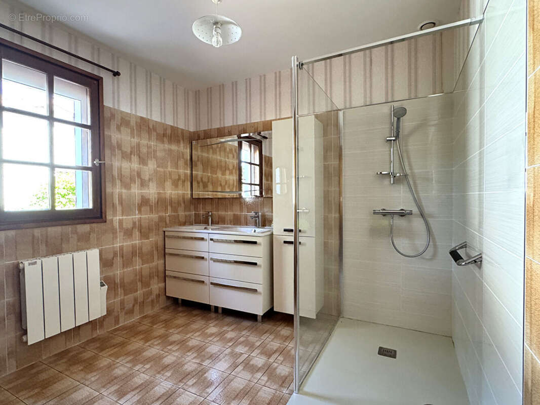 AU CALME - Maison familiale aux beaux volumes avec appartement & double garage - photo 7