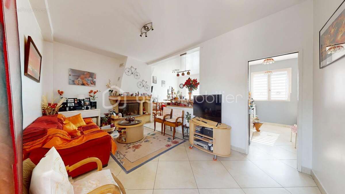Quartier du Coteau – Maison familiale avec charmant jardin, terrasse, sous-sol total et nombreux stationnements ! - photo 7