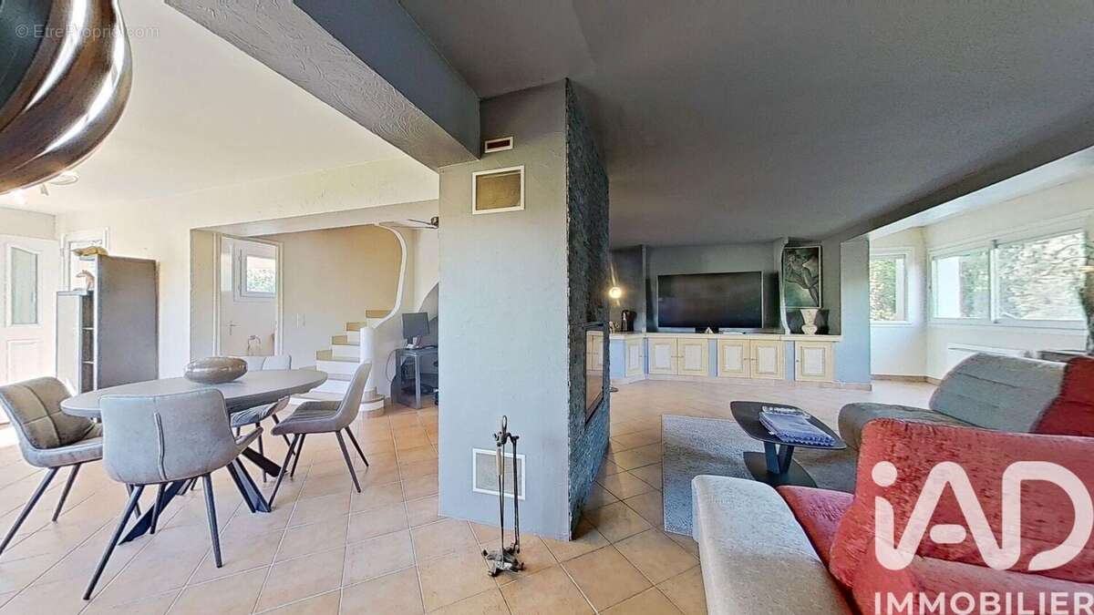 Photo 8 - Maison à ROQUEBRUNE-SUR-ARGENS