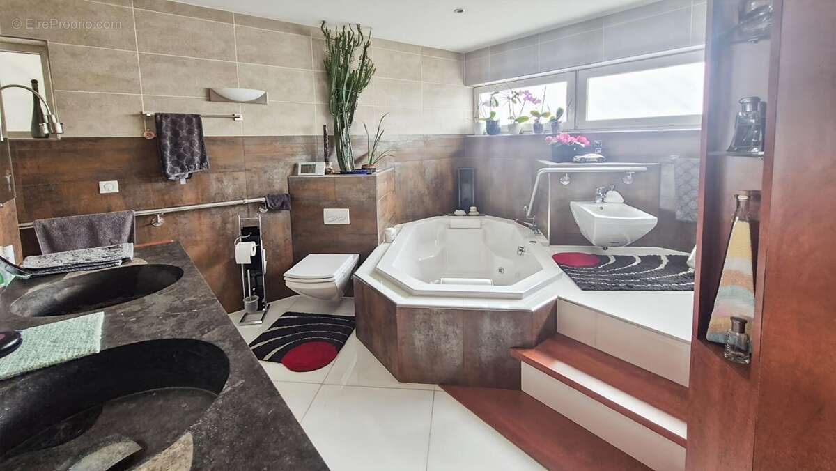 Villa d'exception de 216 m²  Prestations haut de gamme  Potentiel d'agrandissement de 108 m² - photo 13