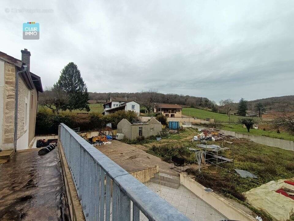 A LUGNY PROCHE MACON EN BOURGOGNE MAISON 9 PIECES DE 260 M² - Maison à LUGNY