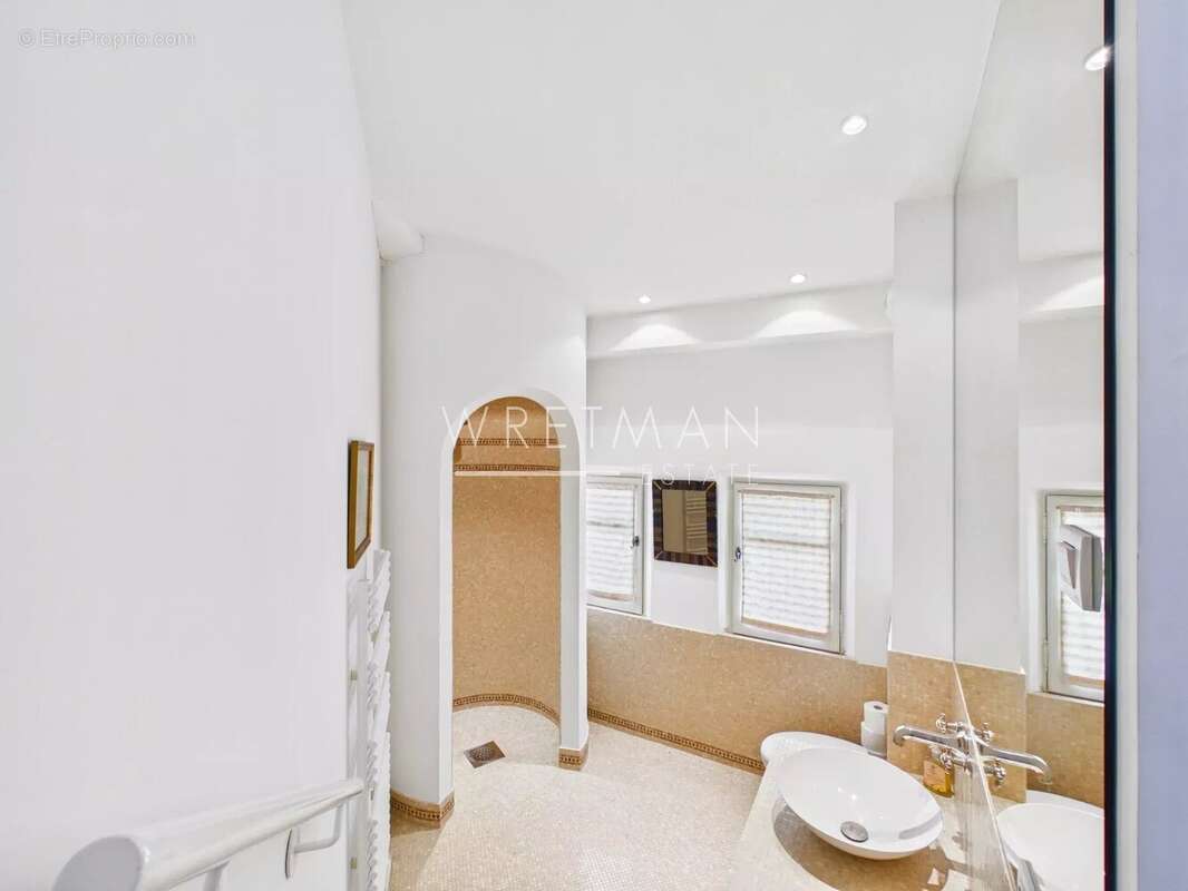 Maison à CHATEAUNEUF-GRASSE