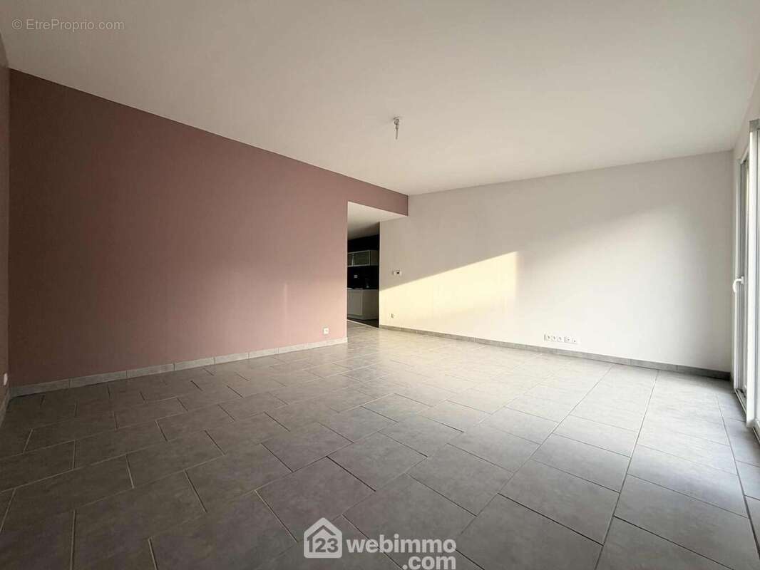 Toutes les fenêtres sont en double vitrage PVC, il donne accès sur ... - Maison à CRECY-SUR-SERRE