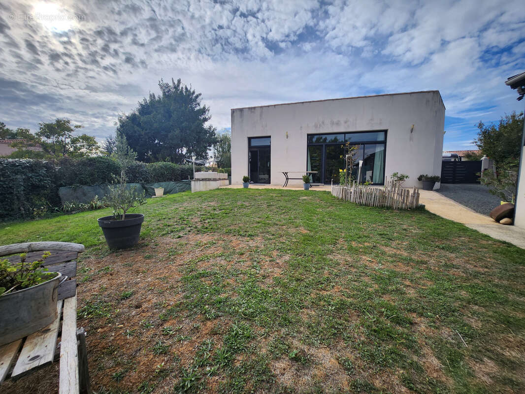 Maison avec 3 chambres dont une parentale, grande dépendance de 89m2 et spa intérieur. - photo 11
