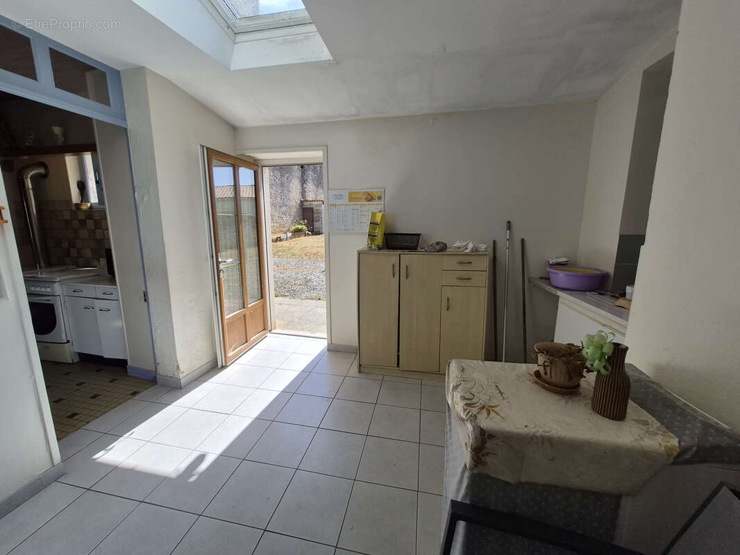 Propriété en pierre à rénover   2 009 m2 de terrain constructible   nombreuses dépendances - photo 15