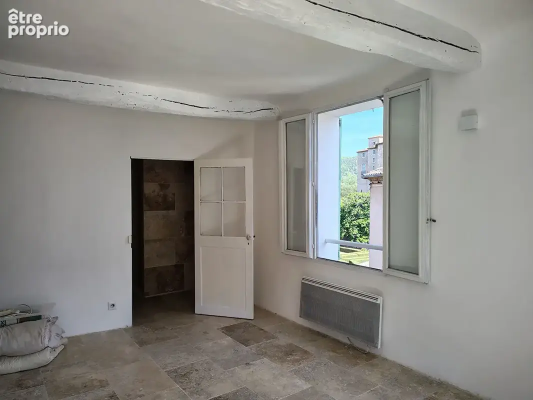 Entrecasteaux Coeur du village : immeuble avec local commercial et appartements - photo 16