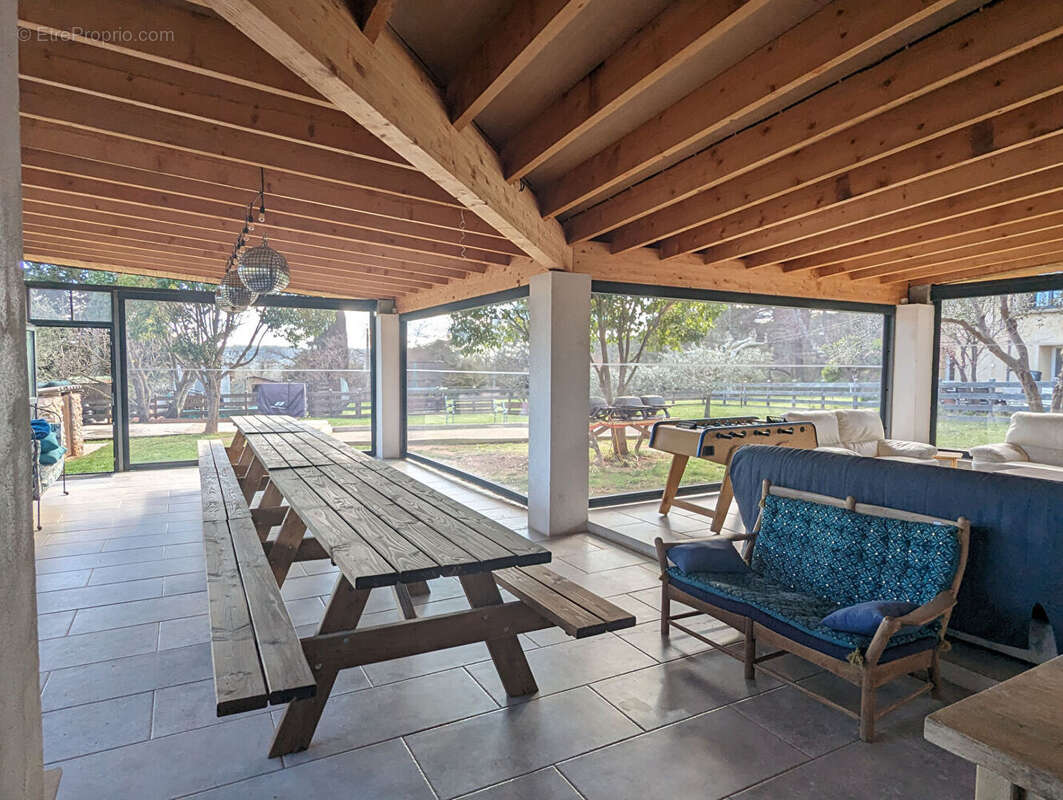 VILLECROZE, vaste bâtisse de 790 m² avec dépendances, garage et piscine - photo 17