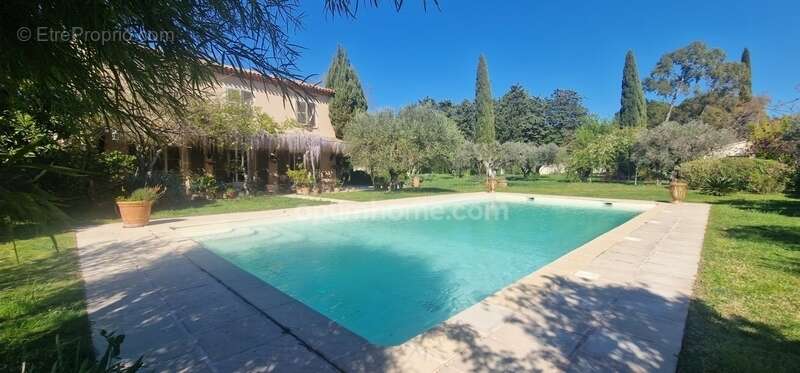 Maison à SAINT-MITRE-LES-REMPARTS