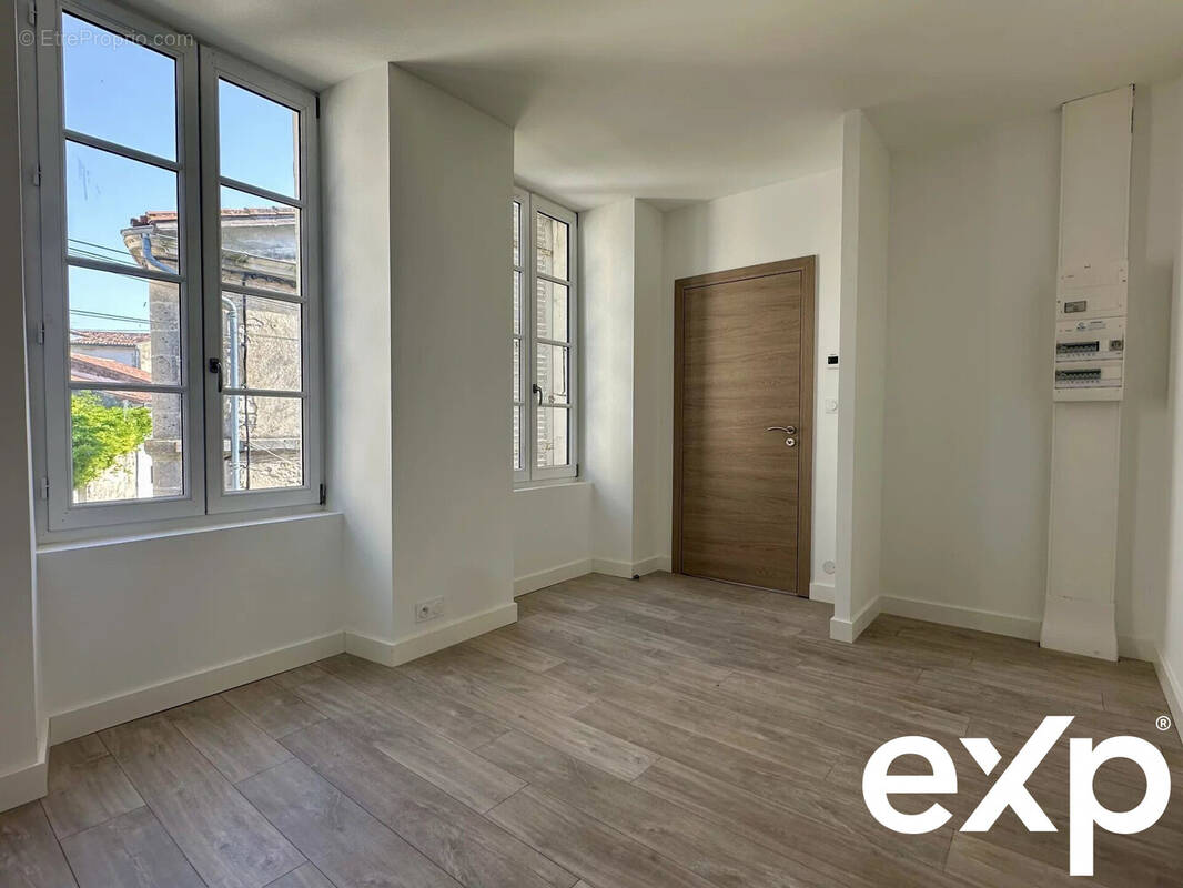 Appartement à SAINT-JEAN-D'ANGELY