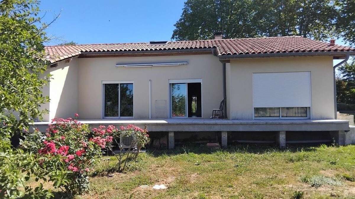 Située à Saint-André (31420), cette maison traditionnelle offre un cadre de vie paisible au cœur d'un village dynamique. Proche  - photo 2