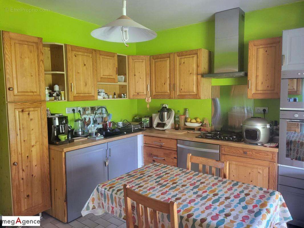 Maison à CREUZIER-LE-VIEUX