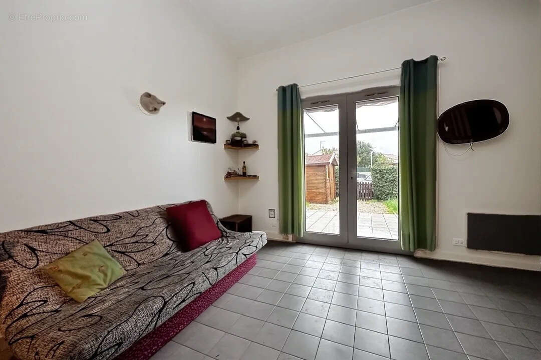 Maison à VIC-LA-GARDIOLE