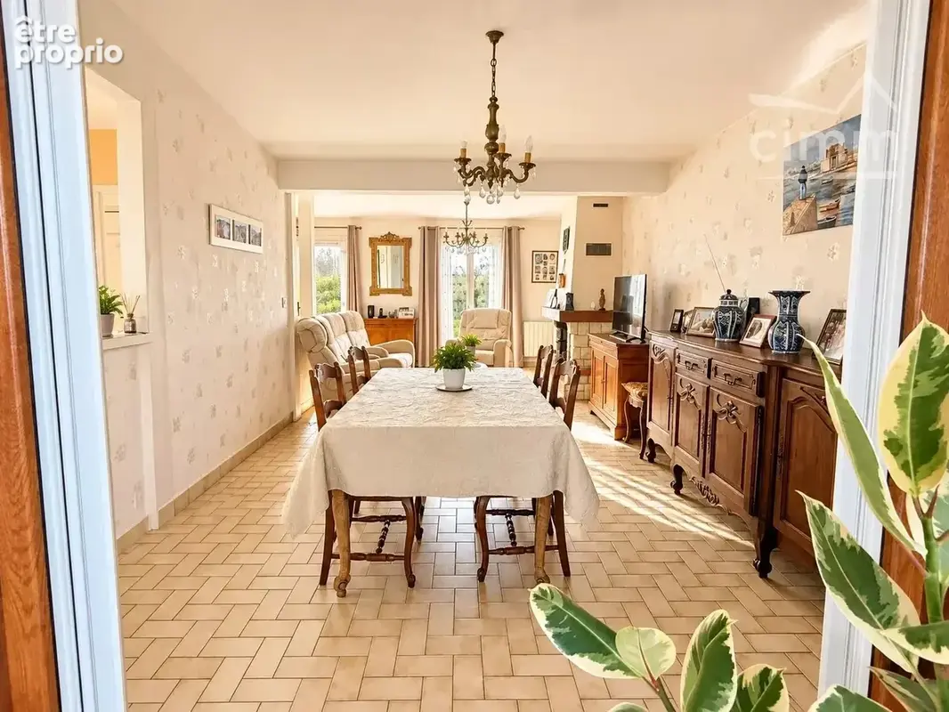 À Vineuil, à seulement 5 minutes de Blois, une maison familiale où espace, confort et proximité des commerces se conjuguent au q - photo 6