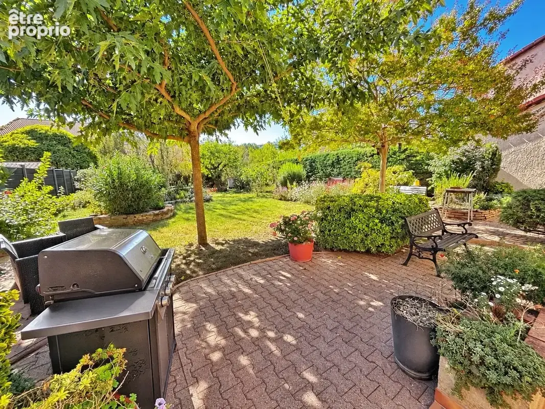 Maison familiale avec jardin paysager - photo 2