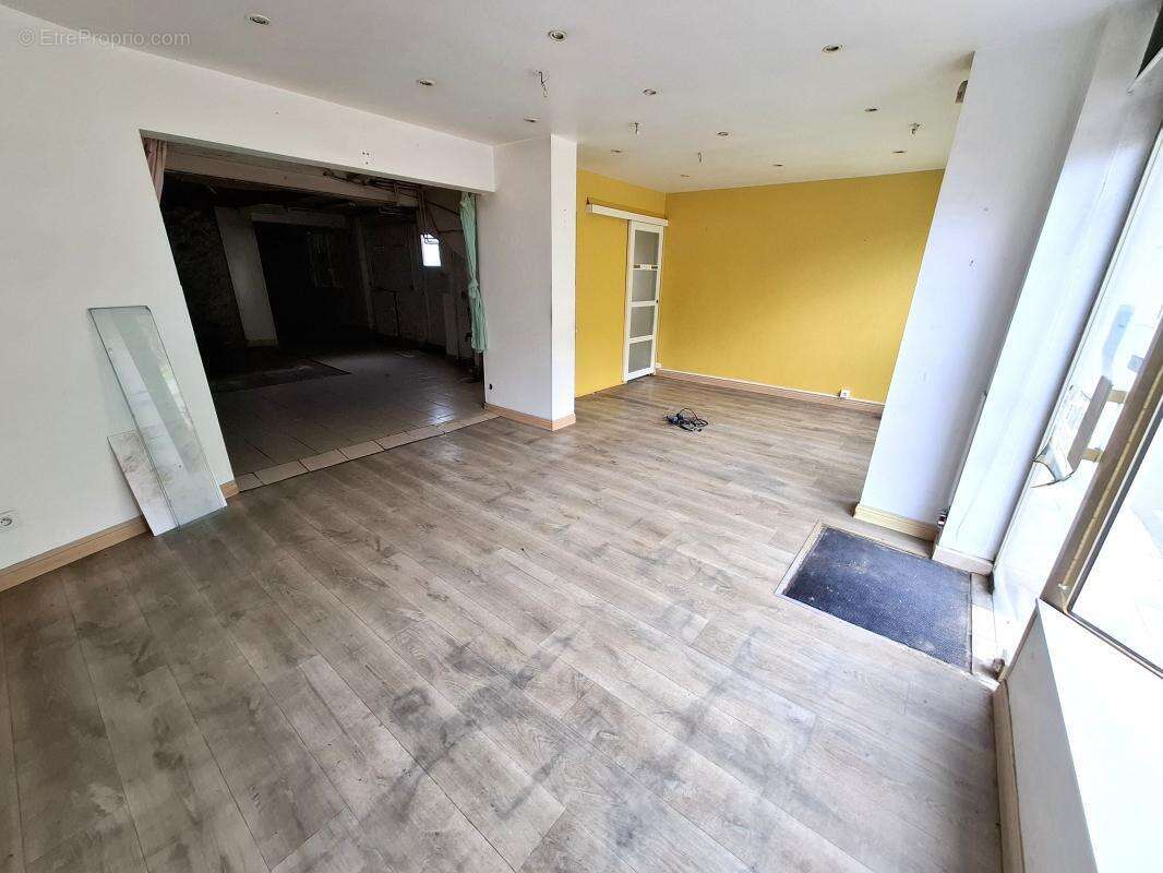 Maison + cellule commerciale = de 239 m², 5 chambres, a vendre proche cuise la motte (60350) - - photo 2