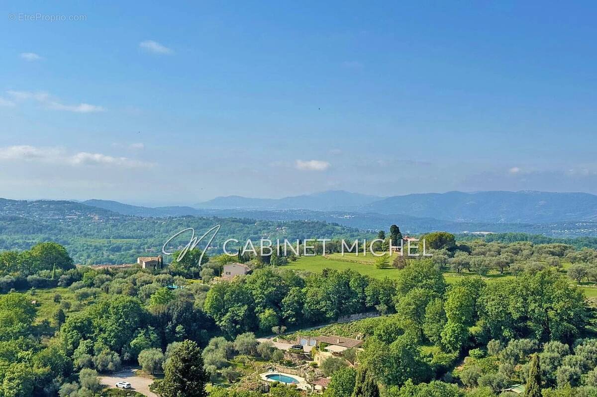 Maison à CHATEAUNEUF-GRASSE