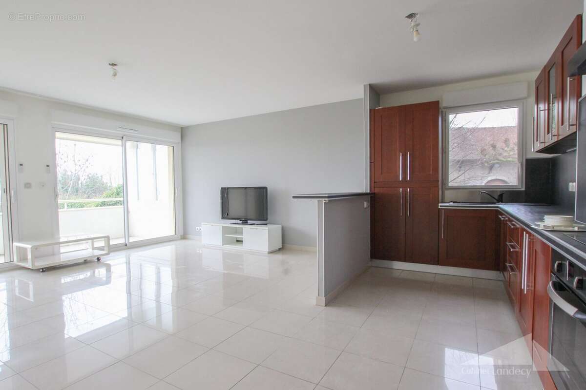 Appartement à PERON