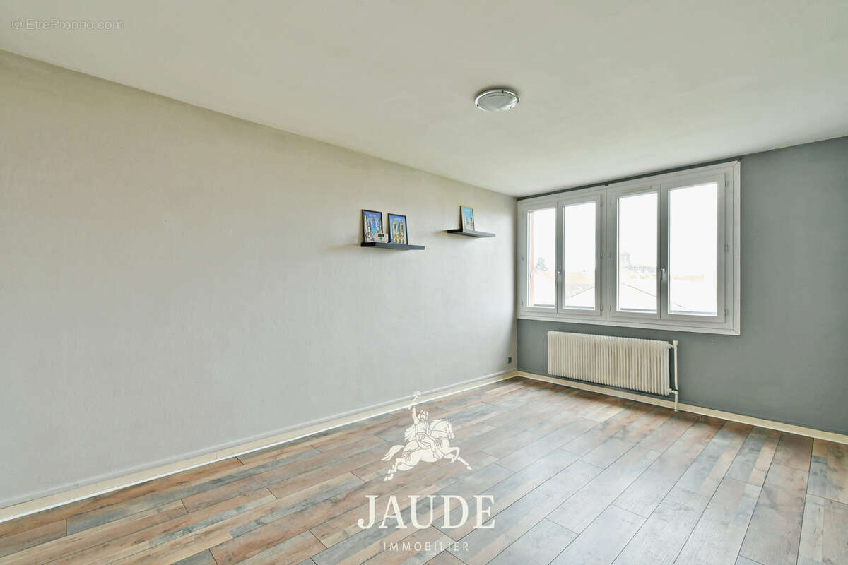 Appartement T3 de 62 m2 en DERNIER ÉTAGE avec balcon, parking et 2 caves   Quartier République / Stade Marcel- - photo 2