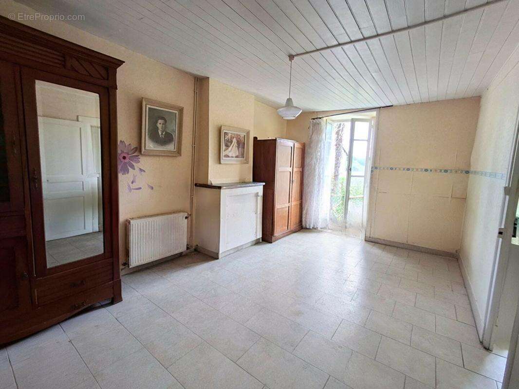 Maison de campagne à rénover - 120 m², 3 chambres, 1,8 ha de terrain avec chai à Saint-Palais-de-Négrignac - photo 4