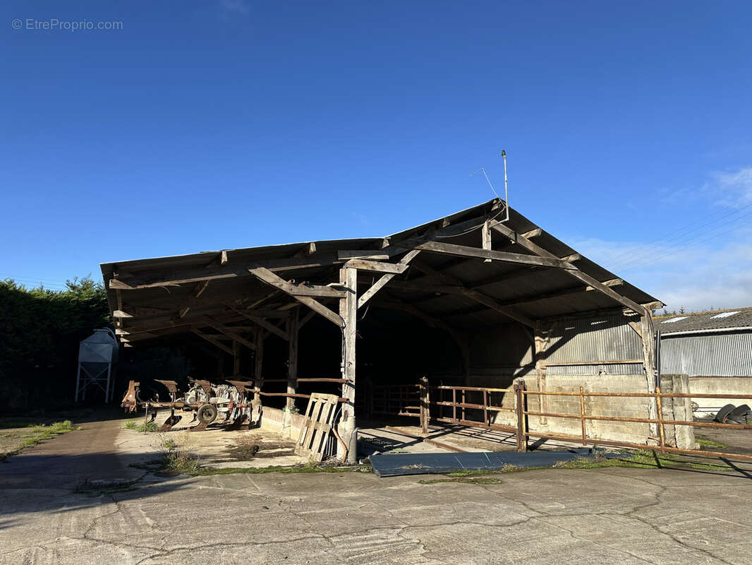 Parking à SAINT-LORMEL