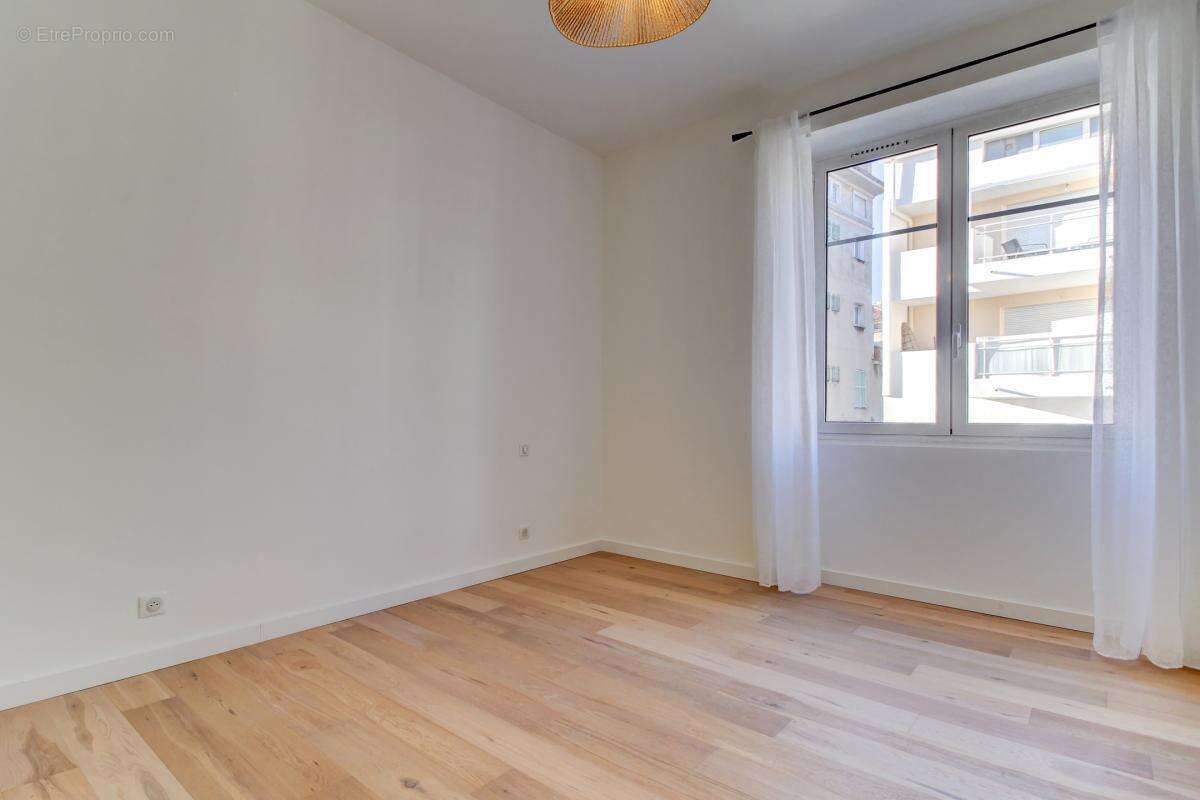 Appartement à SAINT-LAURENT-DU-VAR