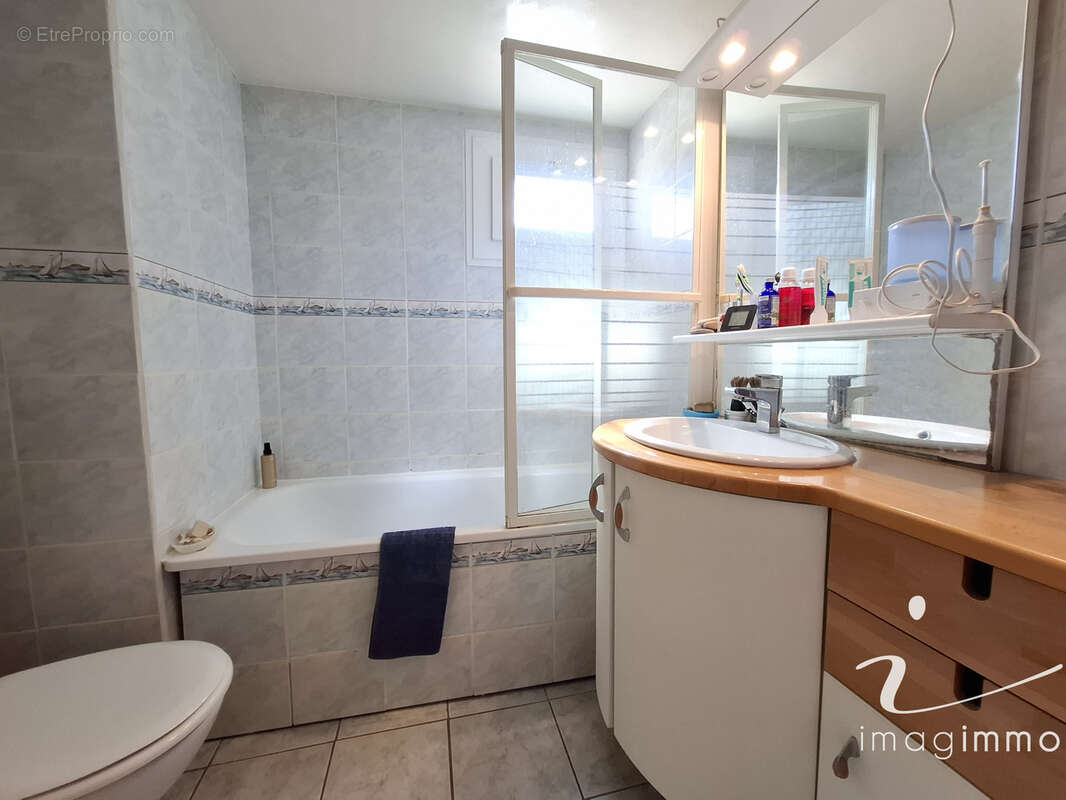 Au calme, découvrez cette villa pleine de charme avec 4 chambres sur une parcelle de plus de 600 m2 dans un éc - photo 19
